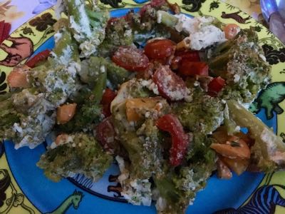 Auflauf mit Broccoli, Karotten und Tomaten auf dem Teller