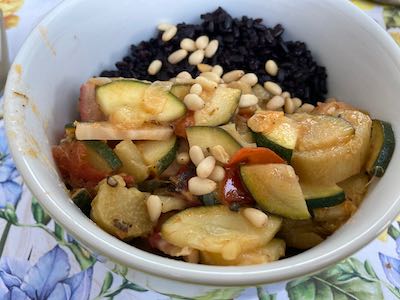 Bowl mit schwarzem Reis, Zucchini, Rohne und Rhabarber
