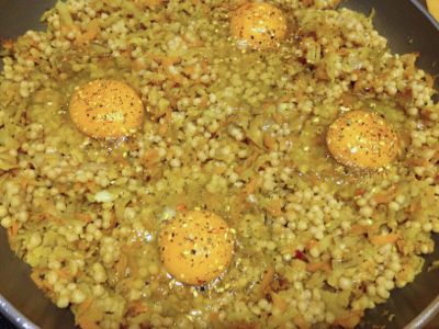 Couscous mit Topinambur und Ei in der Pfanne
