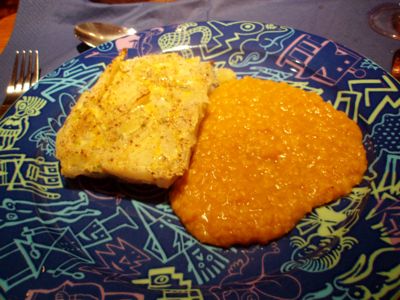Fenchel Frittata mit Rote-Linsen-Creme auf dem Teller