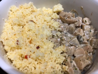 Kohlrabi-Mini-Kräuterseitlinge-Bowl mit Couscous auf dem Teller