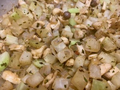 Kohlrabi-Mini-Kräuterseitlinge-Bowl mit Couscous in der Pfanne