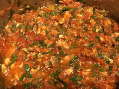 Kohlrabiblätter-Tomaten-Lachs-Sauce