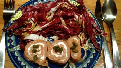 Lachsröllchen mit Radicchio-Salat