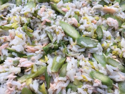 Reispfanne mit grünem Spargel und Lachs