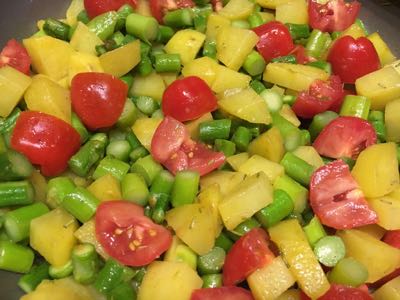 Grüner Spargel-Erdäpfel-Tomaten-Pfanne
