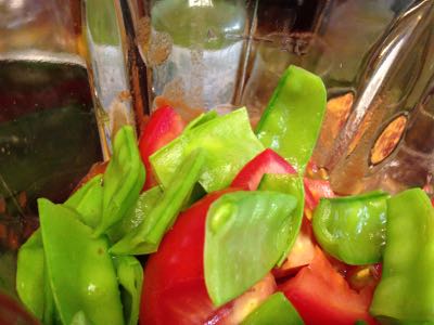 Kalte Tomaten-Zuckererbsenschoten-Suppe - Zutaten im Mixer