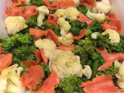 Auflauf mit Broccoli, Karfiol und Räucherlachs in der Form