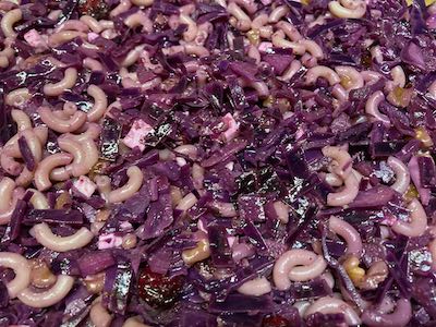Nudel-Auflauf mit Blaukraut, Cranberries und Walnüssen roh