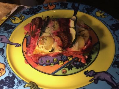 Auflauf mit Rohnen, Räucherlachs, Zucchini und Erdäpfel auf dem Teller