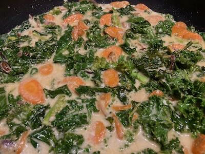 Grünkohl-Thai-Curry mit Karotten und Pistazien in der Pfanne