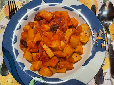 Kürbis-Eintopf mit bunten Erdäpfeln