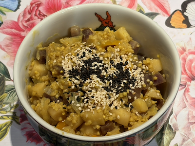Pastinaken-Erdäpfel-Kraut-Curry mit Hirse