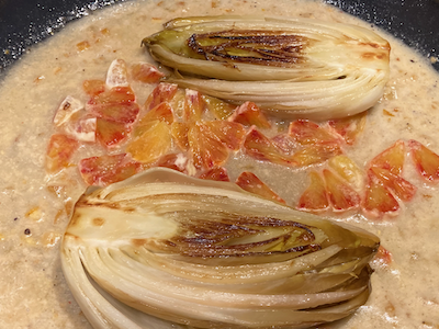 Gebratener Chicorée in Orangensauce mit schwarzem Reis