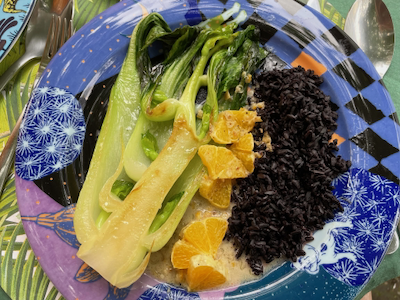 Gebratener Pak Choi in zitroniger Kokosmilchsauce mit schwarzem Reis