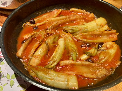 Gebratene Puntarelle in Tomatenmus