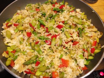 Gebratener Reis mit grünem Spargel und rotem Paprika