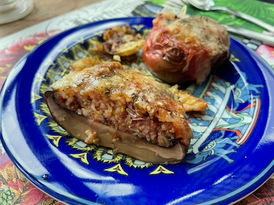 Mit Couscous gefüllte Fleischtomate und Portobello