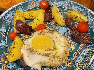 Mit Pastinakenpürree gefüllte Portobellos und Spiegelei