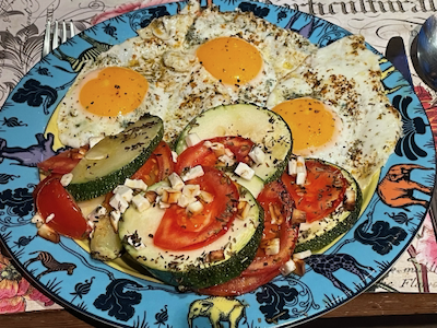Tomaten-Zucchini-Gratin mit Feta und Spiegeleiern