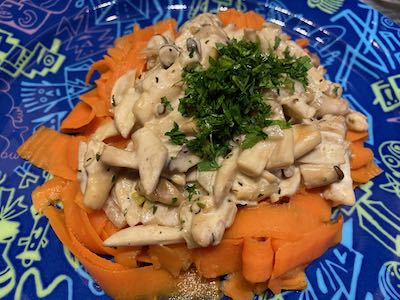 Karottennudeln mit Pilzsauce