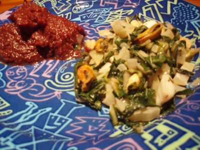 Mangold-Meeresfrüchte-Pfanne mit lila Karotten-Püree