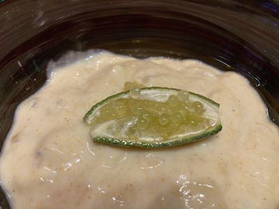 Bananen-Joghurt-Creme mit Kaviarlimette