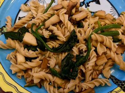 Spiralnudeln mit Kräuterseitlingen und Blattspinat