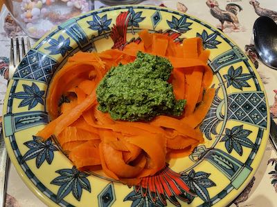 Grünkohl-Haselnuss-Pesto mit Karottennudeln
