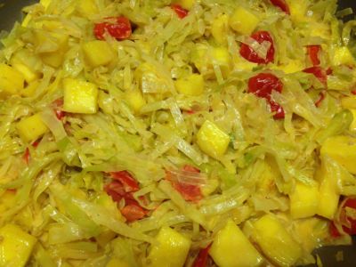 Kraut-Mango-Curry in der Pfanne