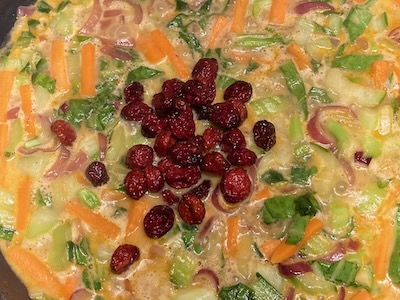 Mangold-Pfanne mit Cranberries und schwarzem Reis in der Pfanne