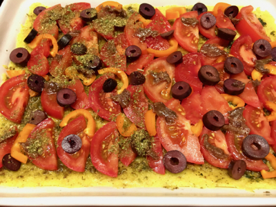 Polenta-Pizza mit Tomaten, Oliven und Schafskäse roh