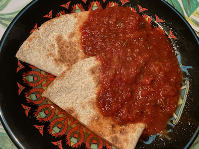 Quesadillas mit Tomatensoße