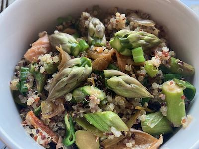 Quinoa mit grünem Spargel und Räucherforelle