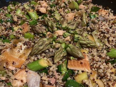Quinoa mit grünem Spargel und Räucherforelle in der Pfanne