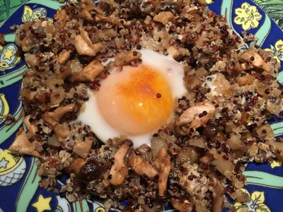 Quinoa mit Mini-Kräuterseitlingen, Topinambur und Spiegelei