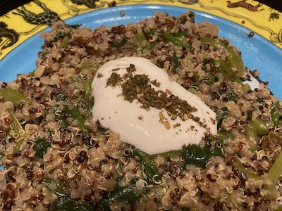 Quinoa mit Blattspinat und Sultaninen