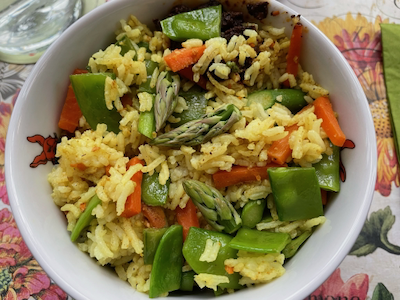 Indische Reispfanne mit Zuckererbsenschoten und grünem Spargel in Bowl