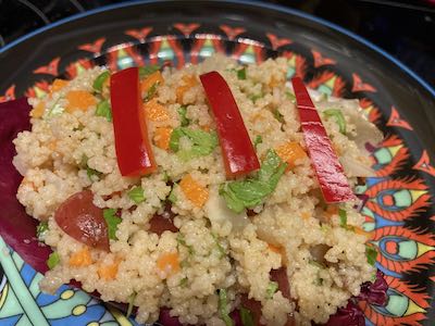 Couscous Salat mit Trauben, Karotte und Stangensellerie