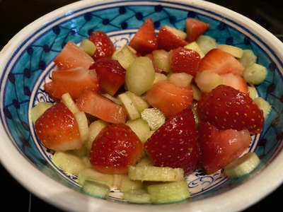 Salat aus grünem Spargel und Erdbeeren