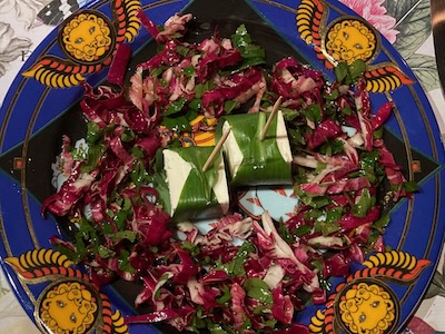 Radicchio-Giersch-Salat mit Feta im Bärlauch-Mantel