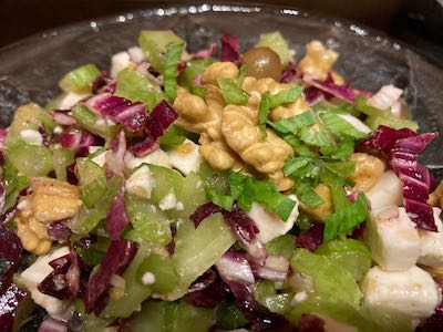 Herbstlicher Salat mit Weintrauben und Walnüssen