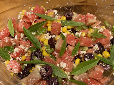 Wassermelone-Salat mit Mais und Feta