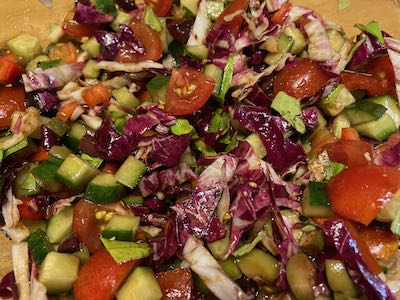 Mediterraner Salat mit Kapernfrüchten