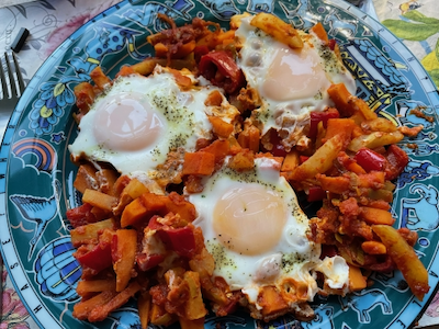 Shakshuka mit Süßkartoffeln, Kohlrabi und Porree Shakshuka mit Süßkartoffeln, Kohlrabi und Porree