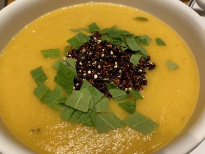 Karotten-Suppe mit Quinoa-Topping