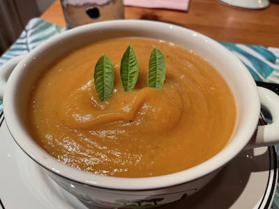 Knollensellerie-Suppe mit Pastinaken und Karotten