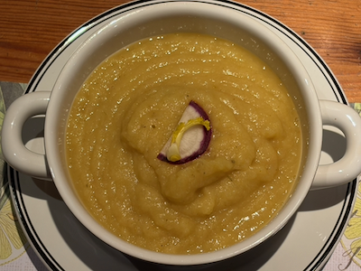 Gemüsecremesuppe mit Pastinaken, weißen Karotten und lila Rettich