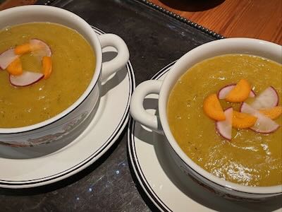 Getrüffelte Topinambur-Suppe mit Radieschen