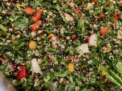 Quinoa-Tabouleh mit Karottengrün